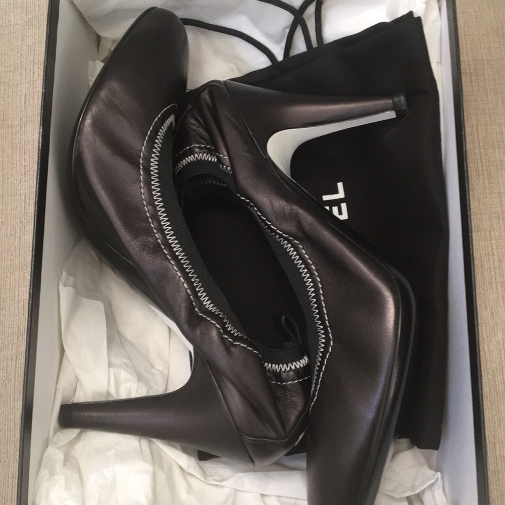 Black Vintage Chanel pumps. Never worn!